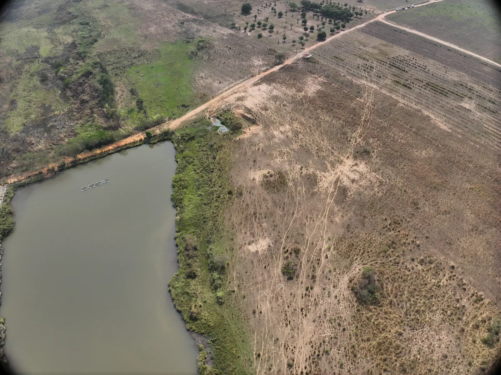 Lago de manejo hídrico com estrutura de piscicultura