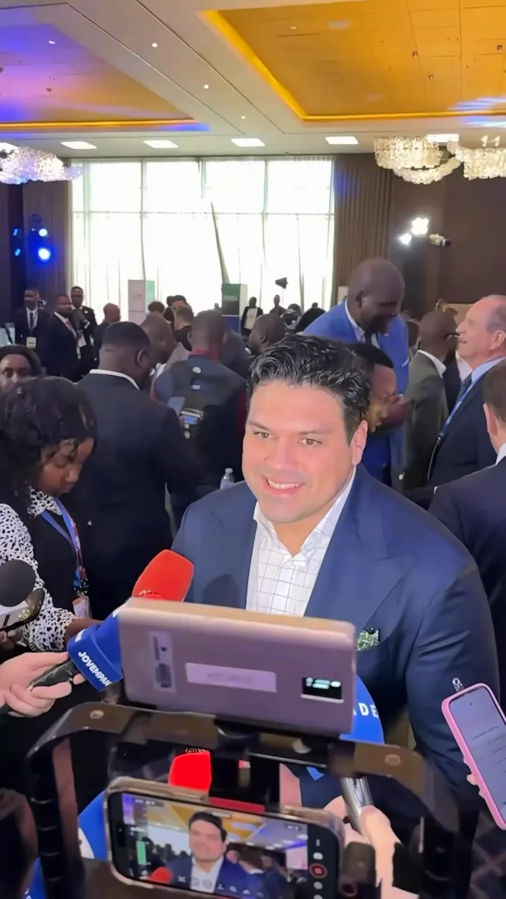 Fabio Tenório, CEO da RWB, entrevistado pela imprensa em Angola, com microfones da CNN Brasil e do LIDE